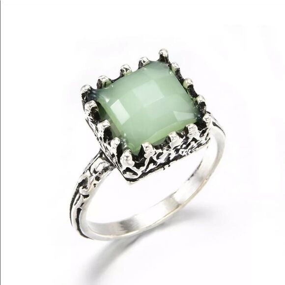 The Thrones 925 Silver Vintage inspired Peridot ring sz 7 - Picture 1 of 8
